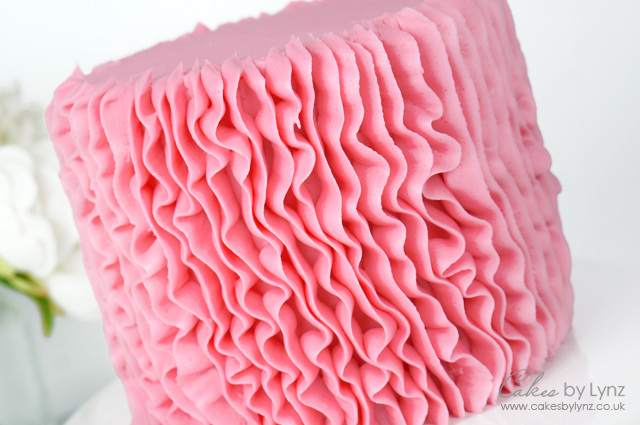 how to pipe vertical Buttercream Ruffle Cake Techniques