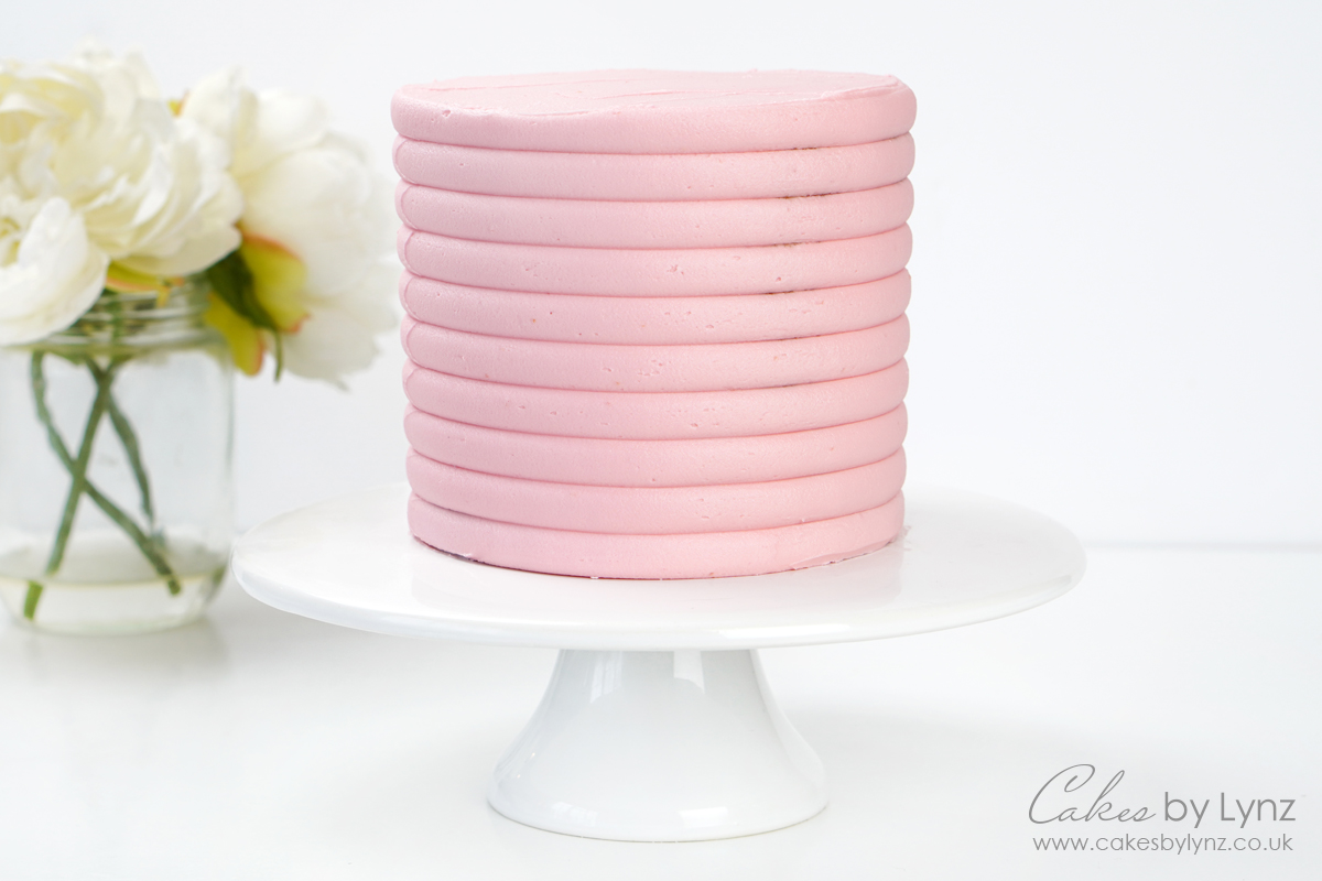 Using a texture contour comb on buttercream cakes