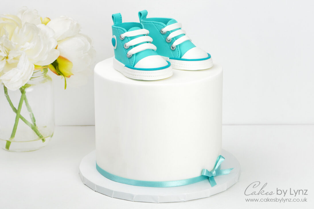 Baby trainer shoes cake topper tutorial